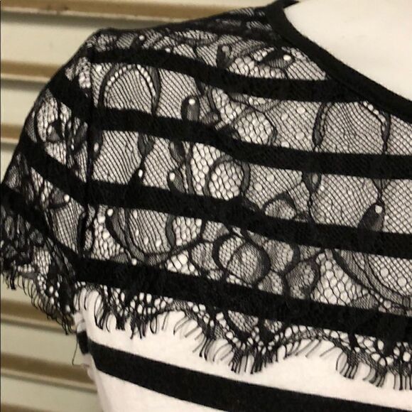 🛍️Elle top with lace around shoulders size small - Picture 5 of 6